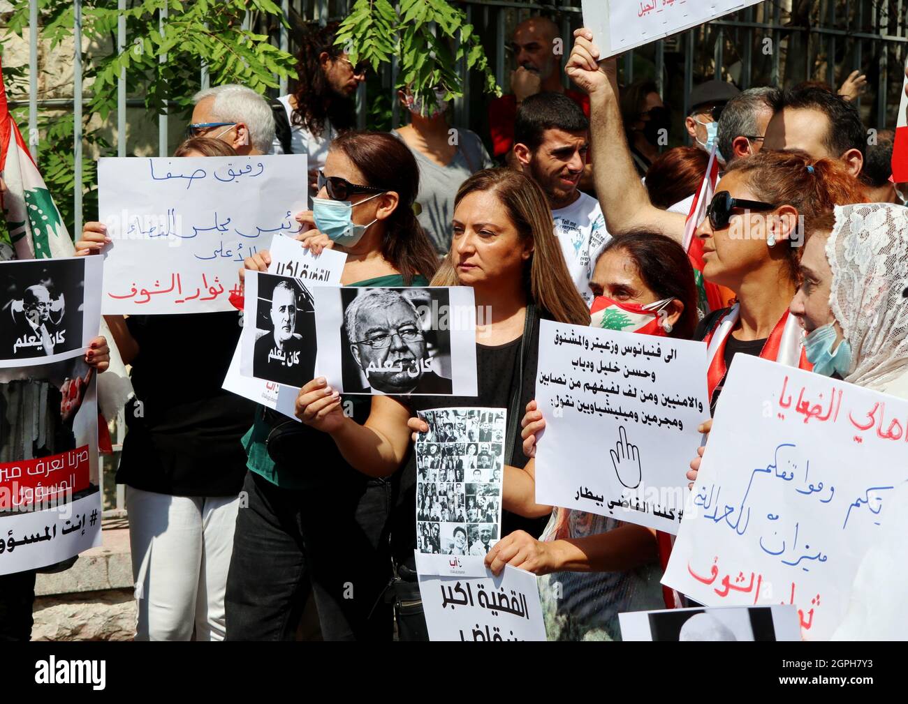 Beirut, Libanon. September 2021. Familien der Opfer von Beirut Port Blast protestieren vom Justizpalast gegen die Aussetzung der Ermittlungen wegen der Explosion, Beirut, Libanon, September 29 2021. Etwa 300 Demonstranten versammelten sich, um gegen die Bemühungen von Spitzenpolitikern zu protestieren, den federführenden Ermittler Richter Tarek Bitar aus der Untersuchung zu entfernen. (Foto: Elisa Gestri/Sipa USA) Quelle: SIPA USA/Alamy Live News Stockfoto