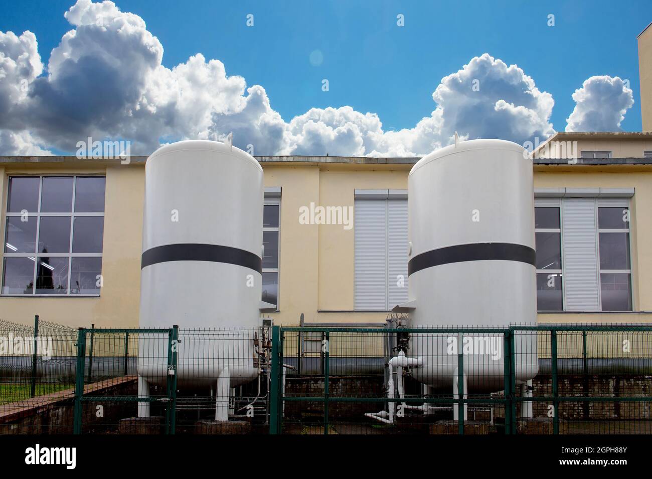 Flüssigstickstoff in zwei Lagertanks außerhalb des Industriegebäudes. Die Tanks sind mit einem Schutzzaun umzäunt, um Unfälle zu vermeiden. Stockfoto