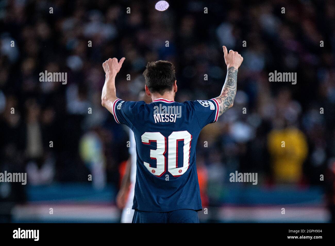Lionel Messi aus Paris Saint-Germain feiert sein erstes Tor während des  UEFA Champions League-Spiels A zwischen Paris Saint-Germain und Manche  Stockfotografie - Alamy