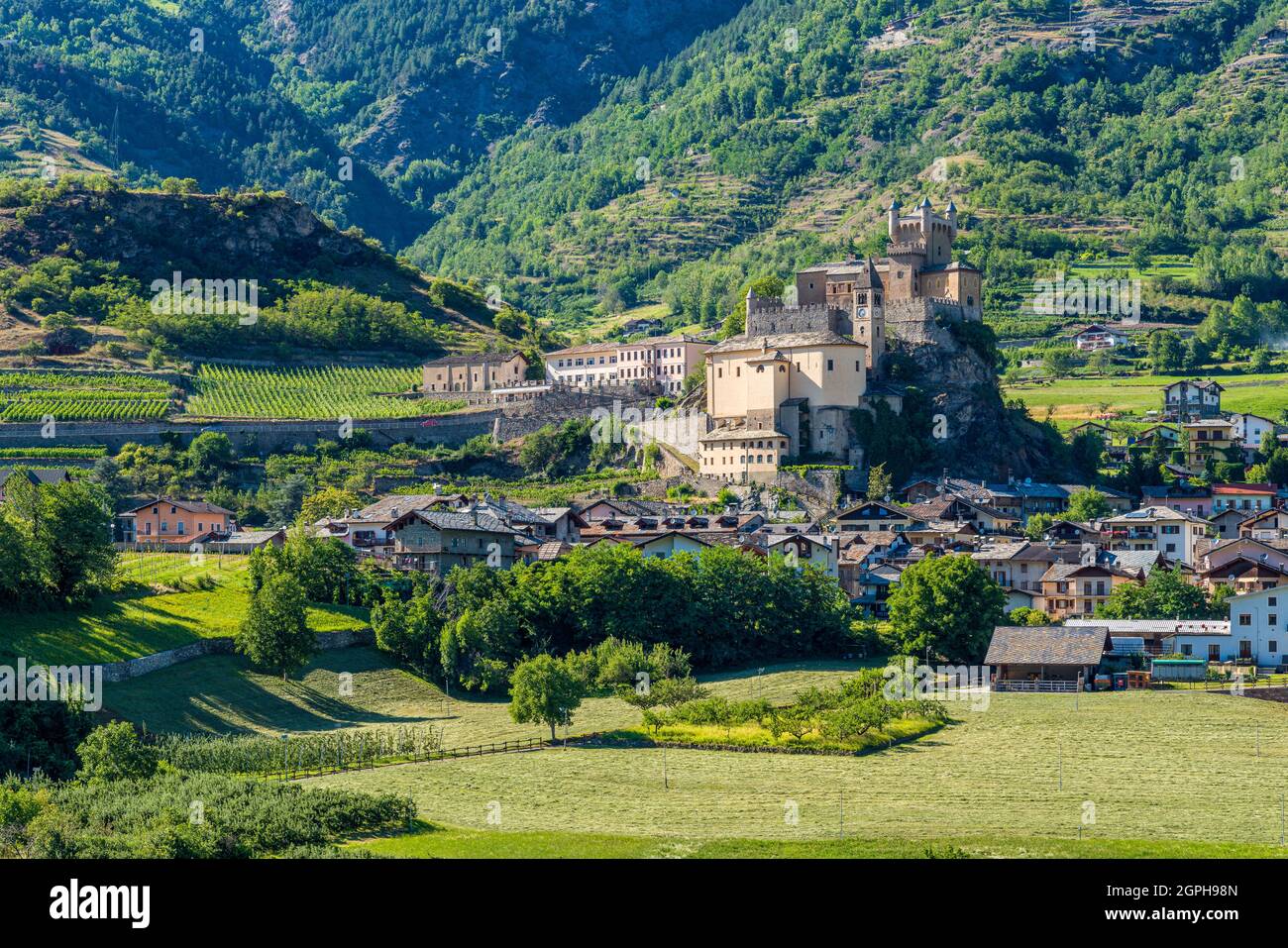 Das Dorf Saint Pierre mit seiner schönen Burg an einem Sommernachmittag. Aostatal, Norditalien. Stockfoto