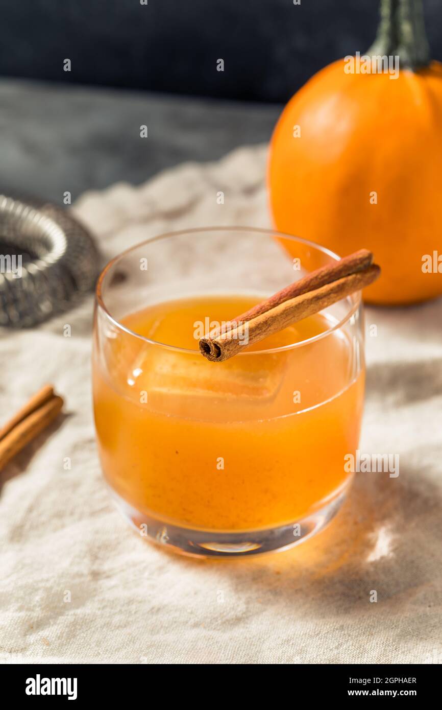 Erfrischender Pumpkin Spice Old Fashioned Cocktail mit Zimt Stockfoto