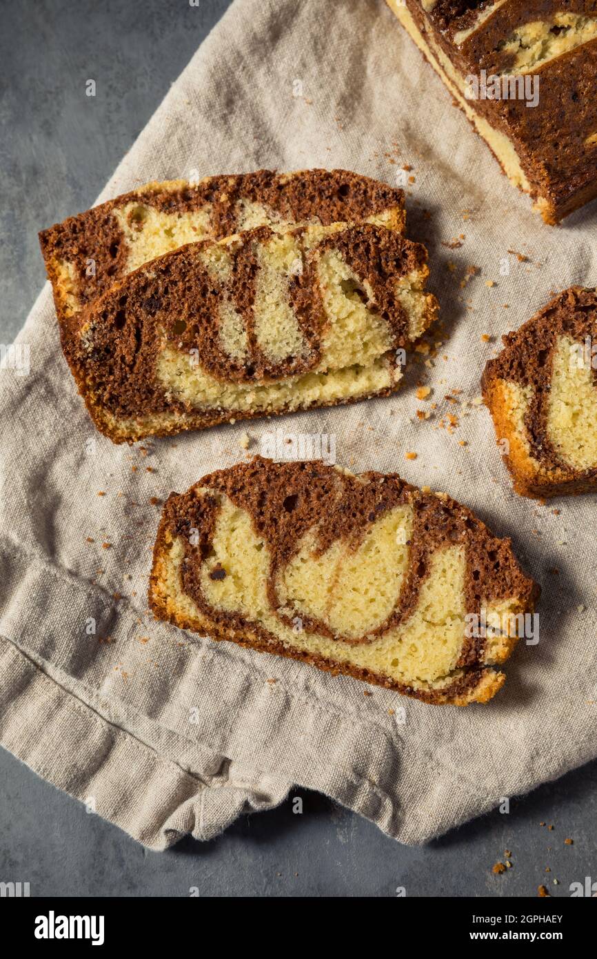 Hausgemachter, süßer, marmorierter Kuchen mit Schokolade und Vanille Stockfoto