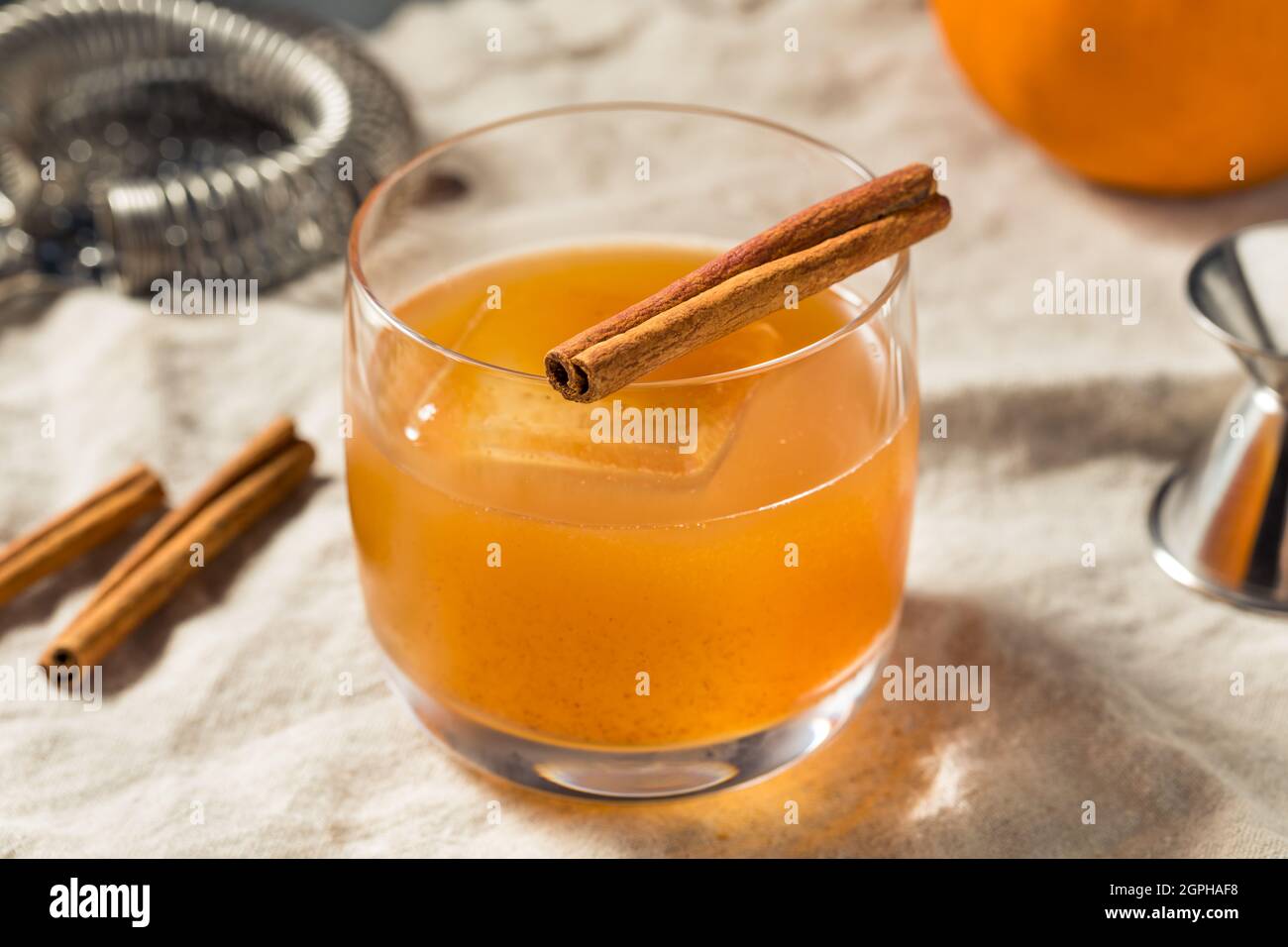 Erfrischender Pumpkin Spice Old Fashioned Cocktail mit Zimt Stockfoto