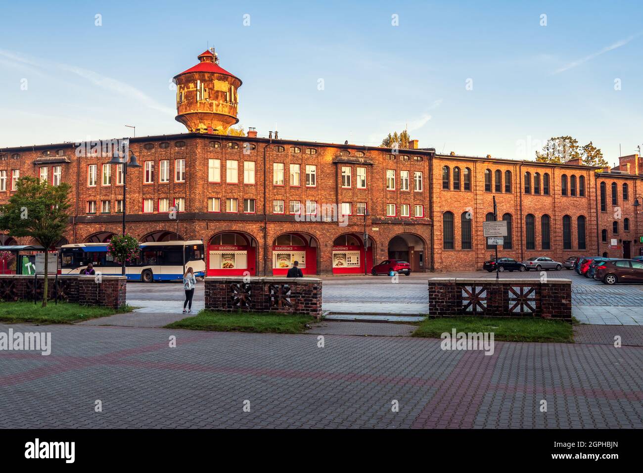 Katowice, Schlesien, Polen; 29. September 2021: Blick auf den zentralen Platz (Plac Wyzwolenia) im historischen Stadtteil Nikiszowiec im Morgenlicht. Alt, Stockfoto