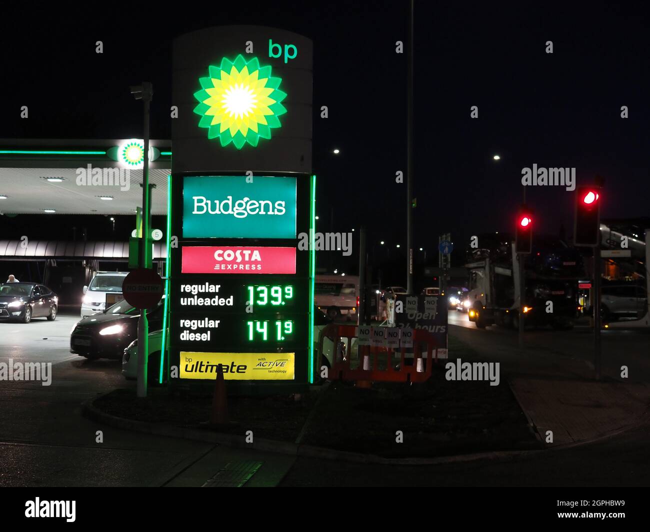 Queenborough, Kent, Großbritannien. September 2021. Die BP Queenborough Corner Tankstelle heute Abend. Es bildeten sich wieder Schlangen, aber man hörte, dass ein Mitarbeiter die Fahrer darüber informieren musste, dass es nur Diesel und kein Benzin gab. Kredit: James Bell/Alamy Live Nachrichten Stockfoto