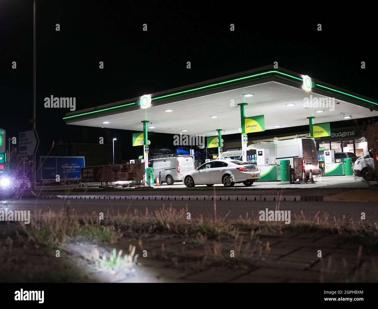 Queenborough, Kent, Großbritannien. September 2021. Die BP Queenborough Corner Tankstelle heute Abend. Es bildeten sich wieder Schlangen, aber man hörte, dass ein Mitarbeiter die Fahrer darüber informieren musste, dass es nur Diesel und kein Benzin gab. Kredit: James Bell/Alamy Live Nachrichten Stockfoto