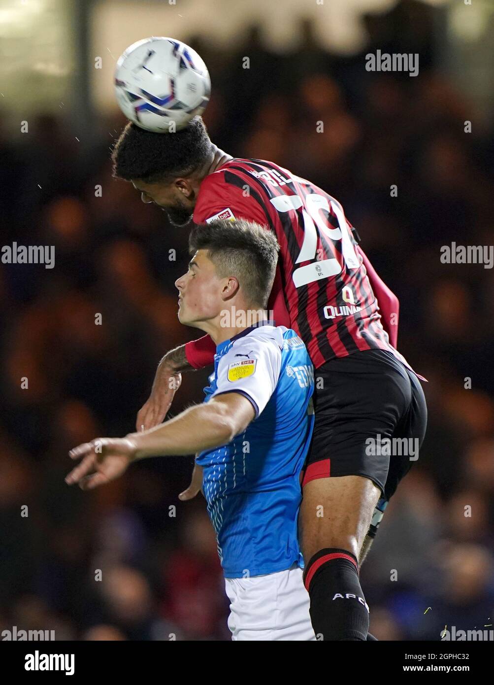 Ronnie Edwards von Peterborough United (links) und Philip Billing von Bournemouth kämpfen während des Sky Bet Championship-Spiels an der London Road, Peterborough, um den Ball. Bilddatum: Mittwoch, 29. September 2021. Stockfoto