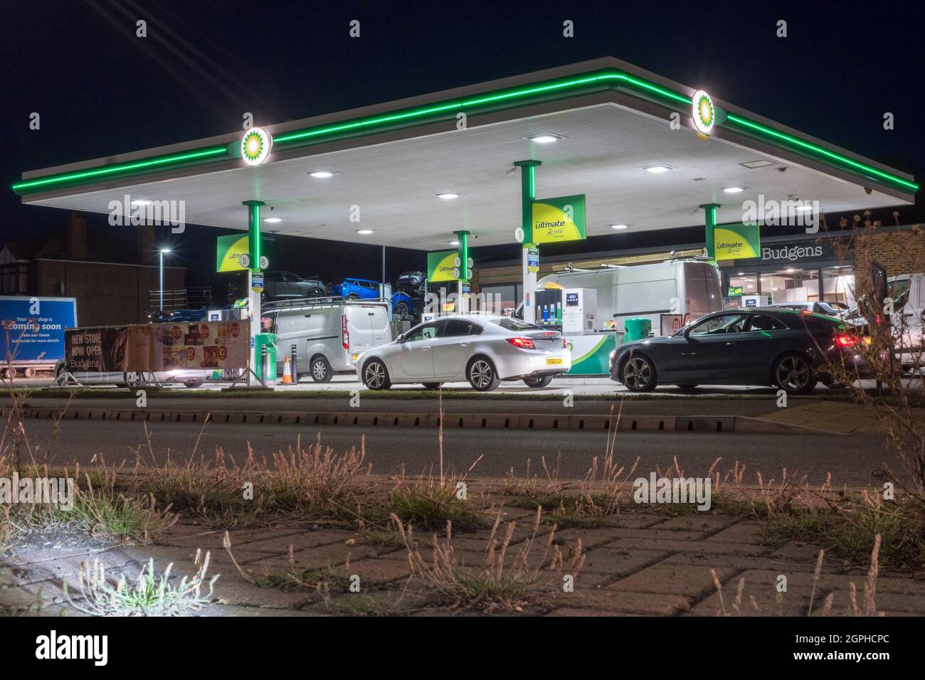 Queenborough, Kent, Großbritannien. September 2021. Die BP Queenborough Corner Tankstelle heute Abend. Es bildeten sich wieder Schlangen, aber man hörte, dass ein Mitarbeiter die Fahrer darüber informieren musste, dass es nur Diesel und kein Benzin gab. Kredit: James Bell/Alamy Live Nachrichten Stockfoto
