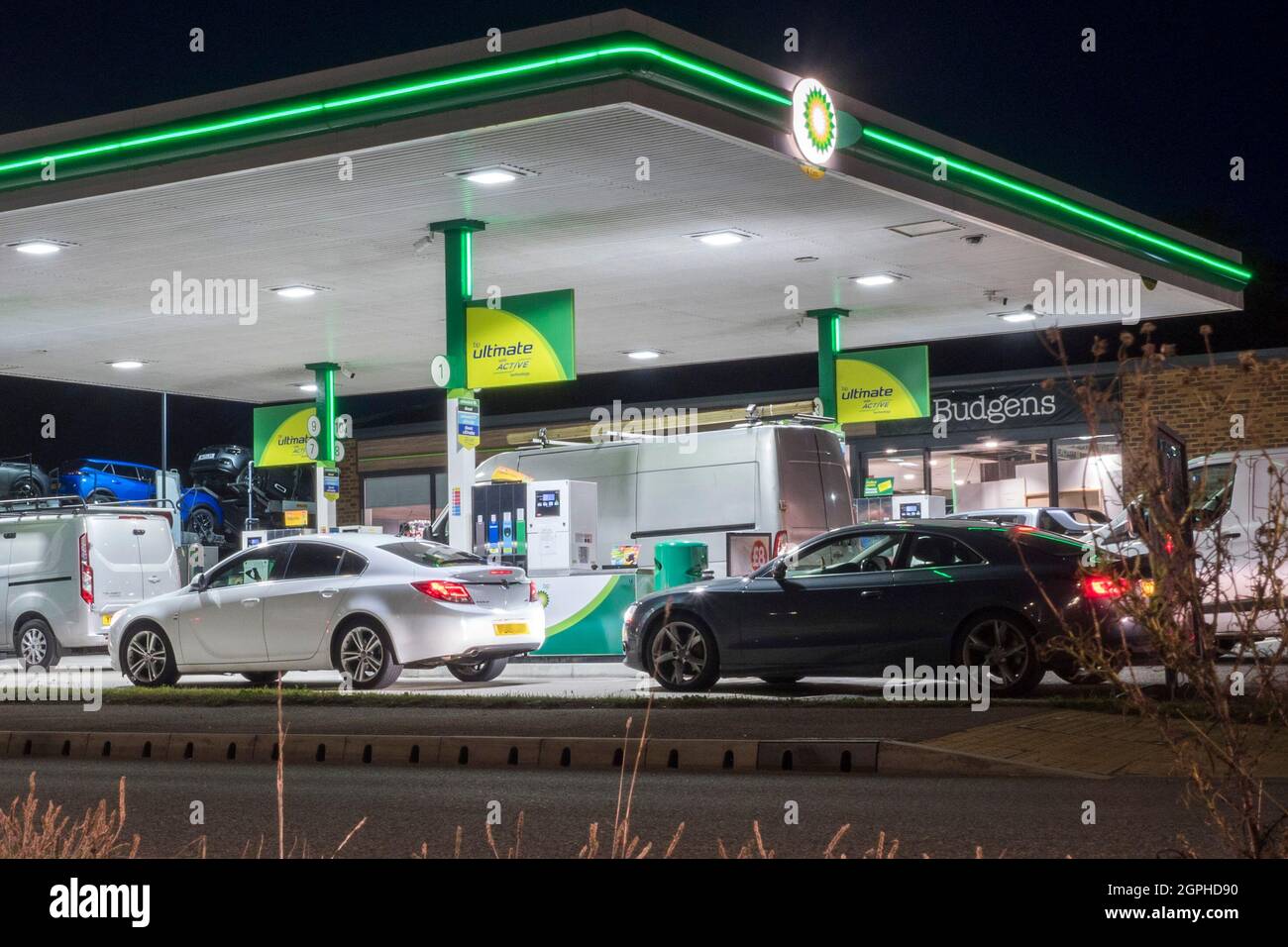 Queenborough, Kent, Großbritannien. September 2021. Die BP Queenborough Corner Tankstelle heute Abend. Es bildeten sich wieder Schlangen, aber man hörte, dass ein Mitarbeiter die Fahrer darüber informieren musste, dass es nur Diesel und kein Benzin gab. Kredit: James Bell/Alamy Live Nachrichten Stockfoto