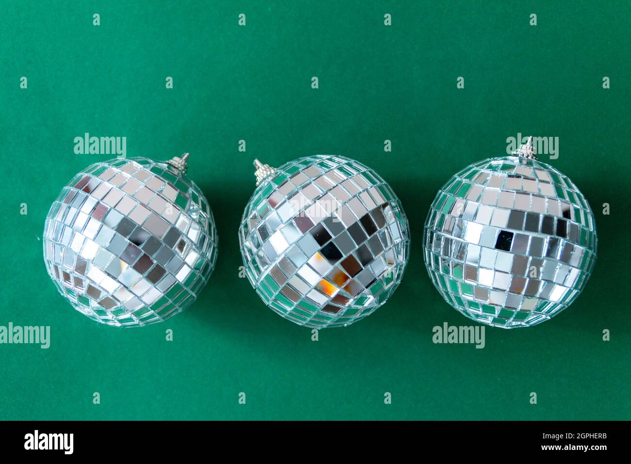 Disco Ball vor smaragdgrünem Hintergrund Stockfoto