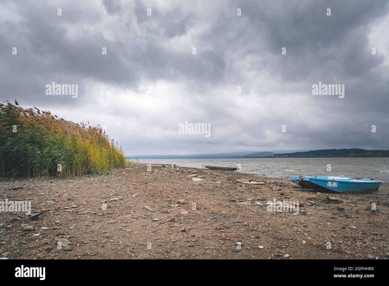 Boote am Ufer des Sees Lipno an einem stürmischen Tag, Tschechien Stockfoto