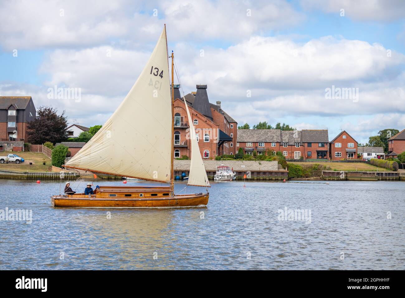 Ein traditionelles Holzsegelboot auf Oulton Broad in Lowestoft, Suffolk, England Stockfoto