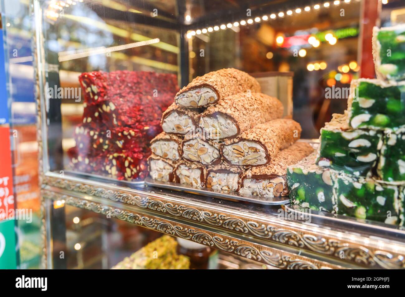Traditionelle farbenfrohe türkische Desserts hinter einer Glasvitrine. Stockfoto