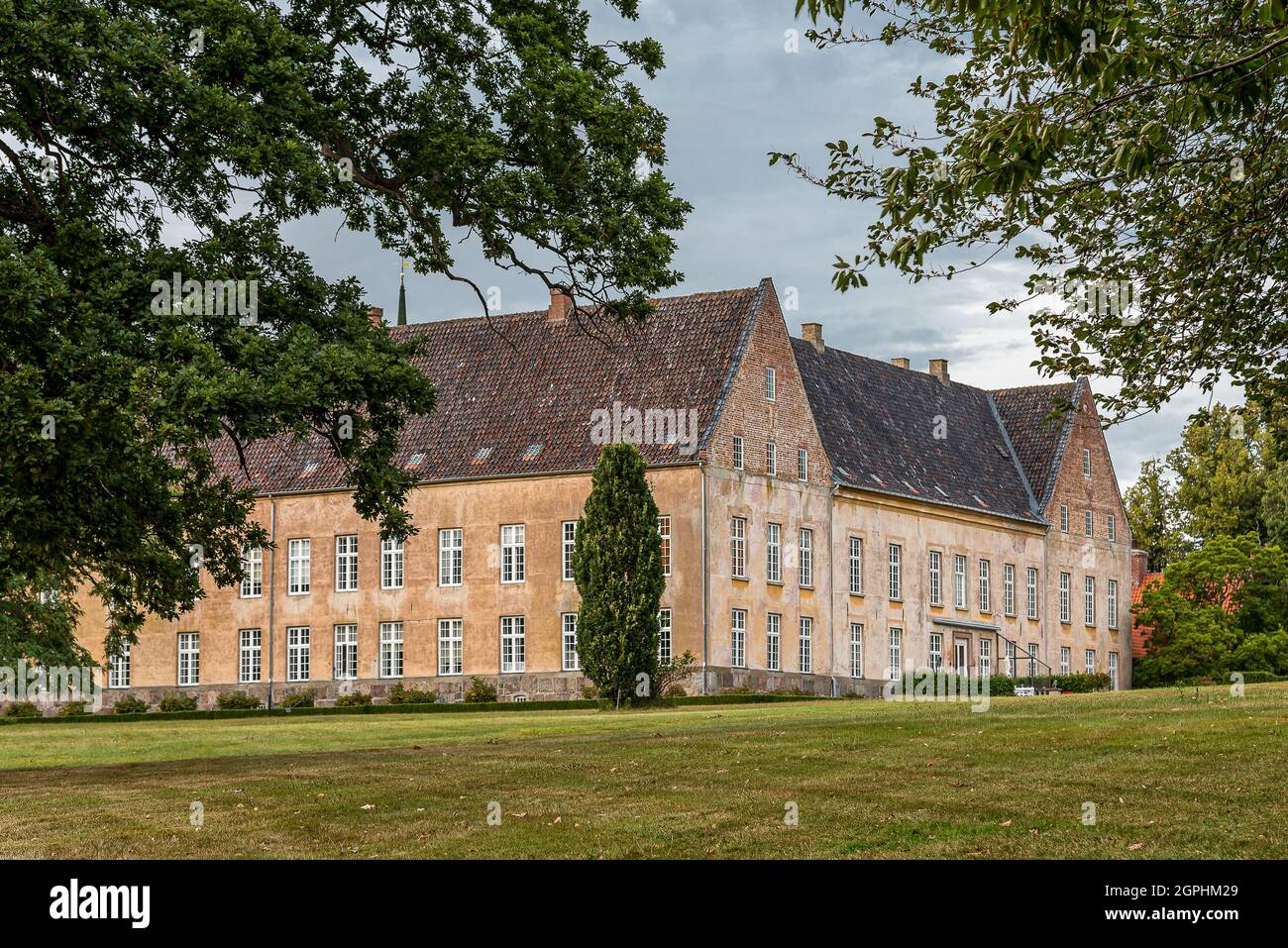 Herrenhaus von Schloss Holsteinborg, beuatifully unter den Bäumen im großen Garten gelegen, Dänemark, 10. August 2021 Stockfoto