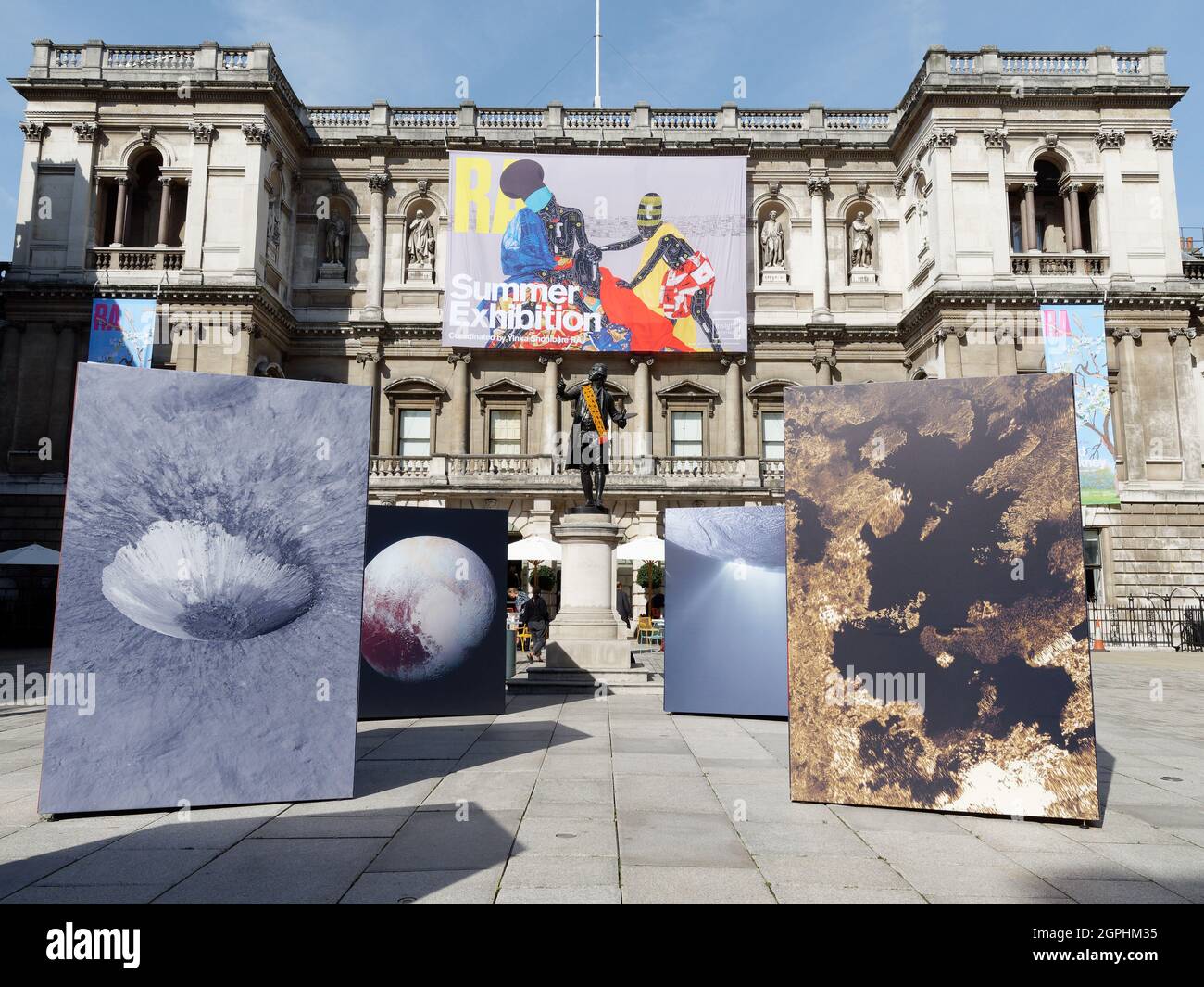 London, Greater London, England, September 21 2021: Kunstausstellung vor der Royal Academy of Arts im Burlington House auf Piccadilly. Stockfoto