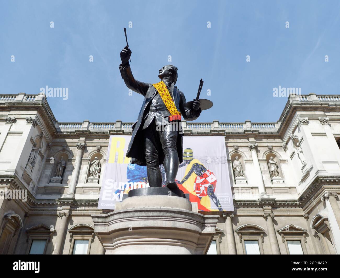 London, Greater London, England, September 21 2021: Statue von Sir Joshua Reynolds vor der Royal Academy of Arts im Burlington House auf Piccadilly. Stockfoto