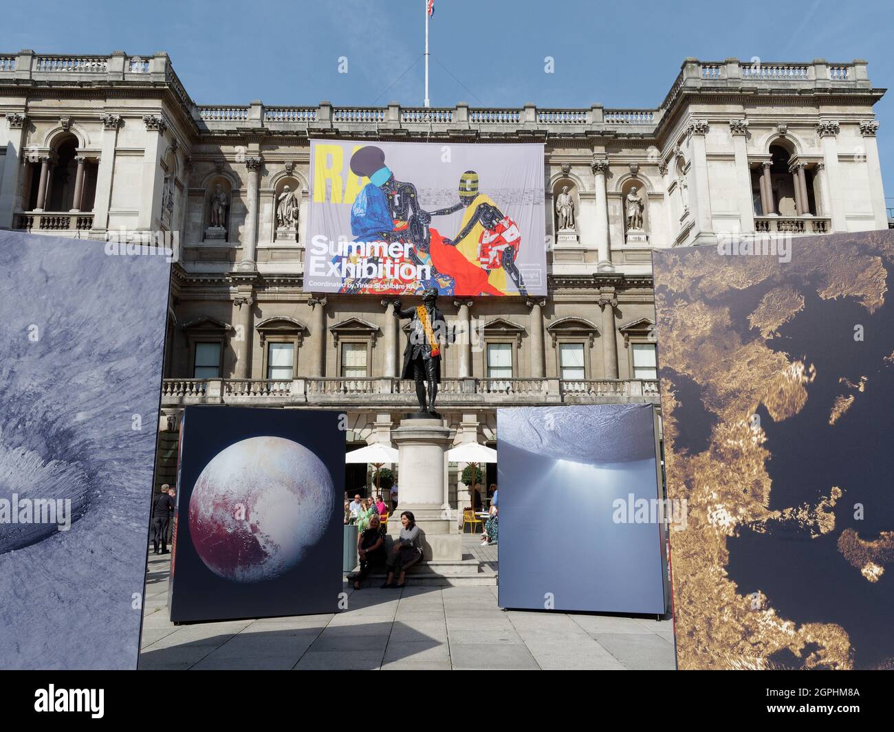 London, Greater London, England, September 21 2021: Kunstausstellung vor der Royal Academy of Arts im Burlington House auf Piccadilly. Stockfoto