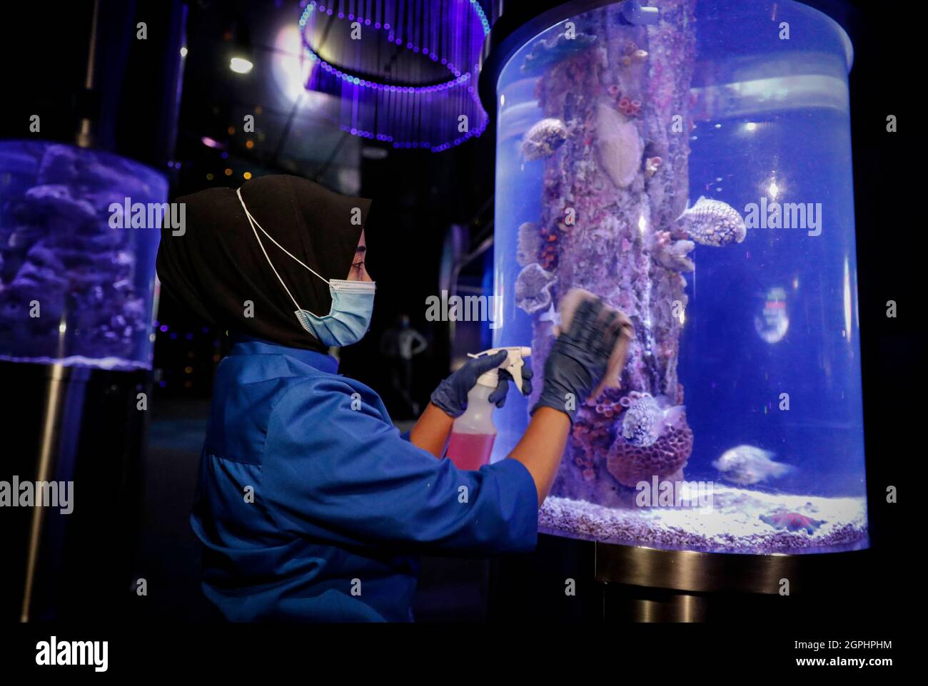 Kuala Lumpur, Malaysia. September 2021. Ein Arbeiter mit Gesichtsmaske sah vor der Wiedereröffnung in Kuala Lumpur eine Reinigung im Aquaria KLCC.Freizeitparks dürfen wegen der Einschränkungen der Coronavirus-Pandemie für Aktivitäten im Rahmen des Nationalen Wiederaufbauplans Malaysias für die Öffentlichkeit zugänglich gemacht werden. Kredit: SOPA Images Limited/Alamy Live Nachrichten Stockfoto