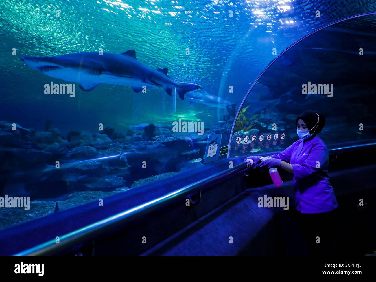 Kuala Lumpur, Malaysia. September 2021. Ein Arbeiter mit Gesichtsmaske sah vor der Wiedereröffnung in Kuala Lumpur eine Reinigung im Aquaria KLCC.Freizeitparks dürfen wegen der Einschränkungen der Coronavirus-Pandemie für Aktivitäten im Rahmen des Nationalen Wiederaufbauplans Malaysias für die Öffentlichkeit zugänglich gemacht werden. Kredit: SOPA Images Limited/Alamy Live Nachrichten Stockfoto
