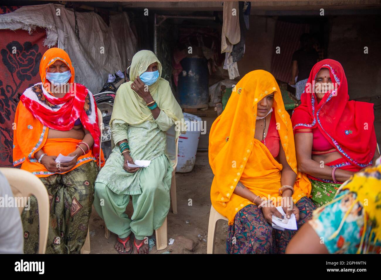 Während des von der Regierung von Delhi auf Vijay Ghat Yamuna Pushta für Slumbewohner auslaufenden Sonderimpfungsjagdes für Slumbewohner vor einem Impfzentrum zu sehen.Neu-Delhi, 876,663,490 Impfdosen insgesamt bis 29. September zugelassen, Die landesweite Impfkampagne wurde am 16. Januar eingeführt, wobei die Gesundheitsfachkräfte in der ersten Phase geimpft wurden. Die Impfung von Mitarbeitern vor Ort begann am 2. Februar. Die nächste Phase der Covid-19-Impfung begann ab dem 1. März für Personen über 60 Jahren und Personen ab 45 Jahren mit spezifizierten Co-morbiden Bedingungen. Das Land Stockfoto