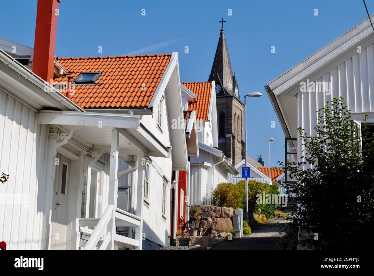 Kleine Straße und alte Häuser im Dorfzentrum, Fjällbacka, Schweden Stockfoto