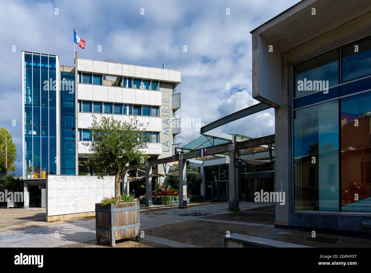 Außenansicht des Rathauses von Orly, französische Gemeinde in den südlichen Vororten von Paris, gelegen im französischen Departement Val-de-Marne Stockfoto