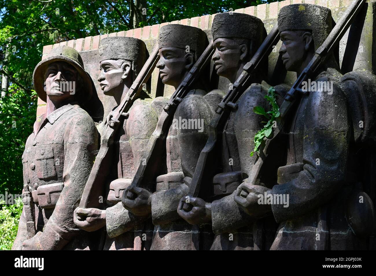 DEUTSCHLAND, Hamburg, Deutsch-Ostafrika-Kolonialdenkmal, Askari-Denkmal in der ehemaligen Nazi-Lettow-Vorbeck-Kaserne in Jenfeld, Askari ist ein Begriff für die einheimischen afrikanischen Soldaten, die in den Kolonialtruppen dienen, Denkmal errichtet 1938 vom Bildhauer Walter von Ruckteschell, Bild des deutschen Kolonialoffiziers mit einheimischen Askaris Stockfoto