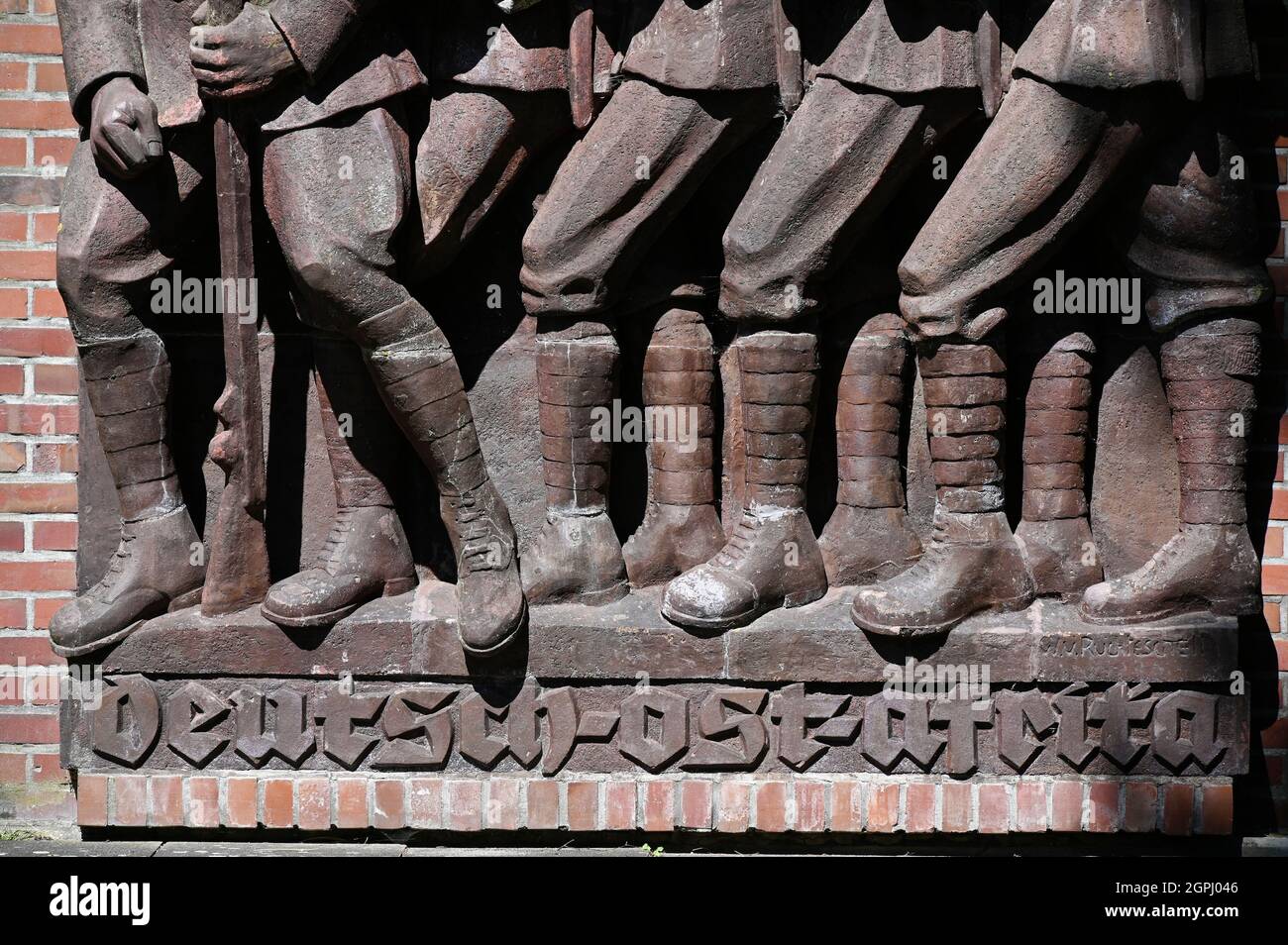 DEUTSCHLAND, Hamburg, Deutsch-Ostafrika-Kolonialdenkmal, Askari-Denkmal in der ehemaligen Nazi-Lettow-Vorbeck-Kaserne in Jenfeld, Askari ist ein Begriff für die einheimischen afrikanischen Soldaten, die in den Kolonialtruppen dienen, Denkmal errichtet 1938 vom Bildhauer Walter von Ruckteschell, Bild des deutschen Kolonialoffiziers mit einheimischen Askaris Stockfoto