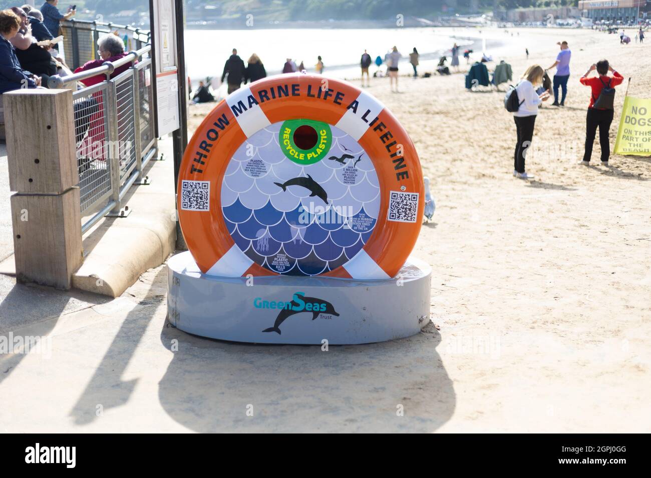 Eine Recycling-Mülltonne mit dem Slogan „Throw marine life a lifeline“, in der Nähe des Strandes von Scarborough Stockfoto