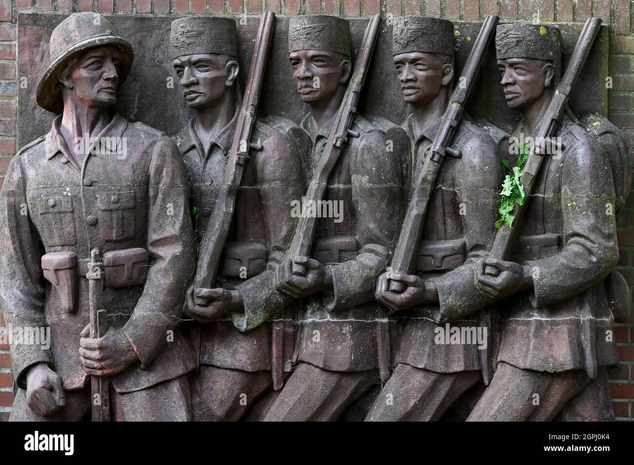 DEUTSCHLAND, Hamburg, Deutsch-Ostafrika-Kolonialdenkmal, Askari-Denkmal in der ehemaligen Nazi-Lettow-Vorbeck-Kaserne in Jenfeld, Askari ist ein Begriff für die einheimischen afrikanischen Soldaten, die in den Kolonialtruppen dienen, Denkmal errichtet 1938 vom Bildhauer Walter von Ruckteschell, Bild des deutschen Kolonialoffiziers mit einheimischen Askaris Stockfoto
