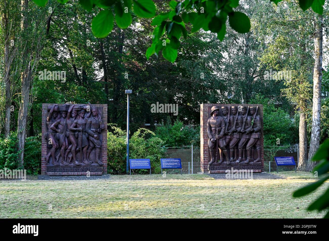 DEUTSCHLAND, Hamburg, koloniales deutsches Ostafrika-Denkmal, Askari-Denkmal in der ehemaligen Nazi-Lettow-Vorbeck-Kaserne in Jenfeld, Askari ist ein Begriff für die einheimischen afrikanischen Soldaten, die in den Kolonialtruppen dienen, Denkmal 1938 vom Bildhauer Walter von Ruckteschell errichtet, links gebürtige Askari mit einheimischen Trägern, Rechter deutscher Kolonialoffizier mit nativem Askaris Stockfoto