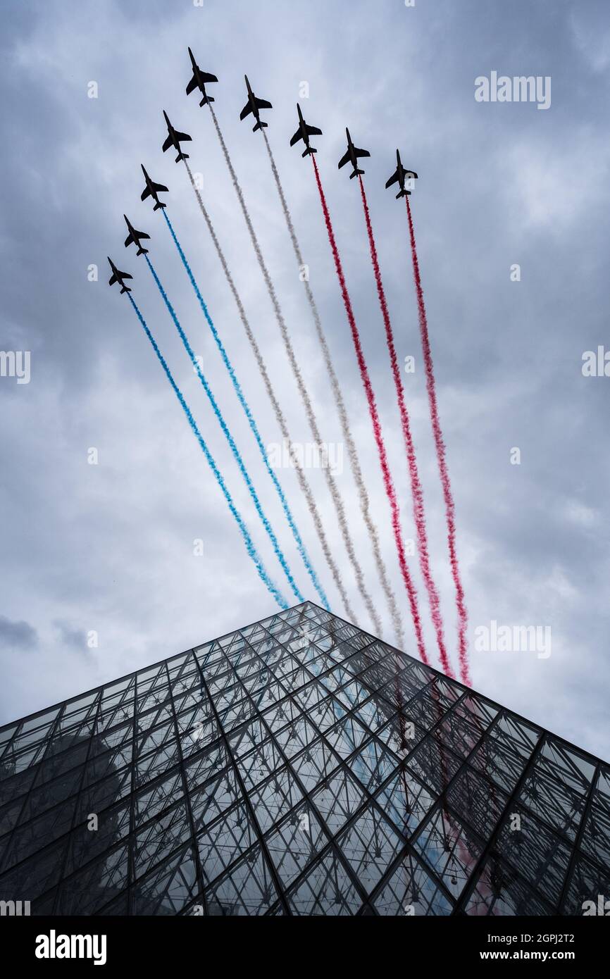 Patrouille de France, das Kunstflugteam der französischen Luftwaffe, fliegt während der Parade zum Nationalfeiertag 2021 über die Pyramide des Louvre Stockfoto