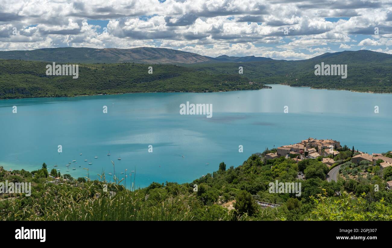 Lac de Sainte-Croix und das Dorf Sainte-Croix-du-Verdon Stockfoto