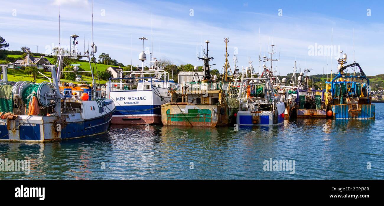 Fischertrawler vertäuten sich an der Keelbeg Pier Union Hall West Cork Ireland Stockfoto