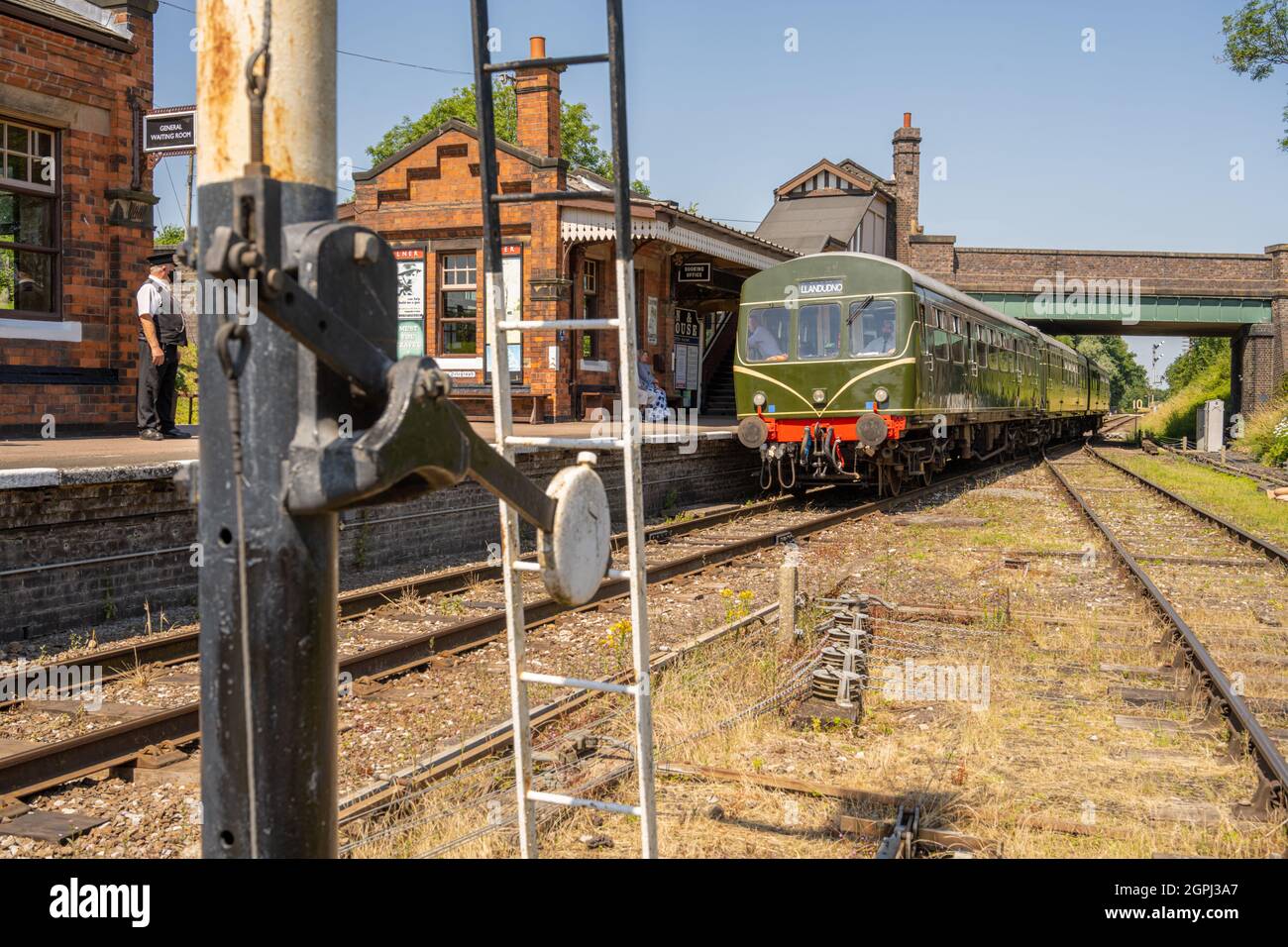 Zug nähert sich Plattform auf der Great Central Railway (GCR) Heritage Line Stockfoto