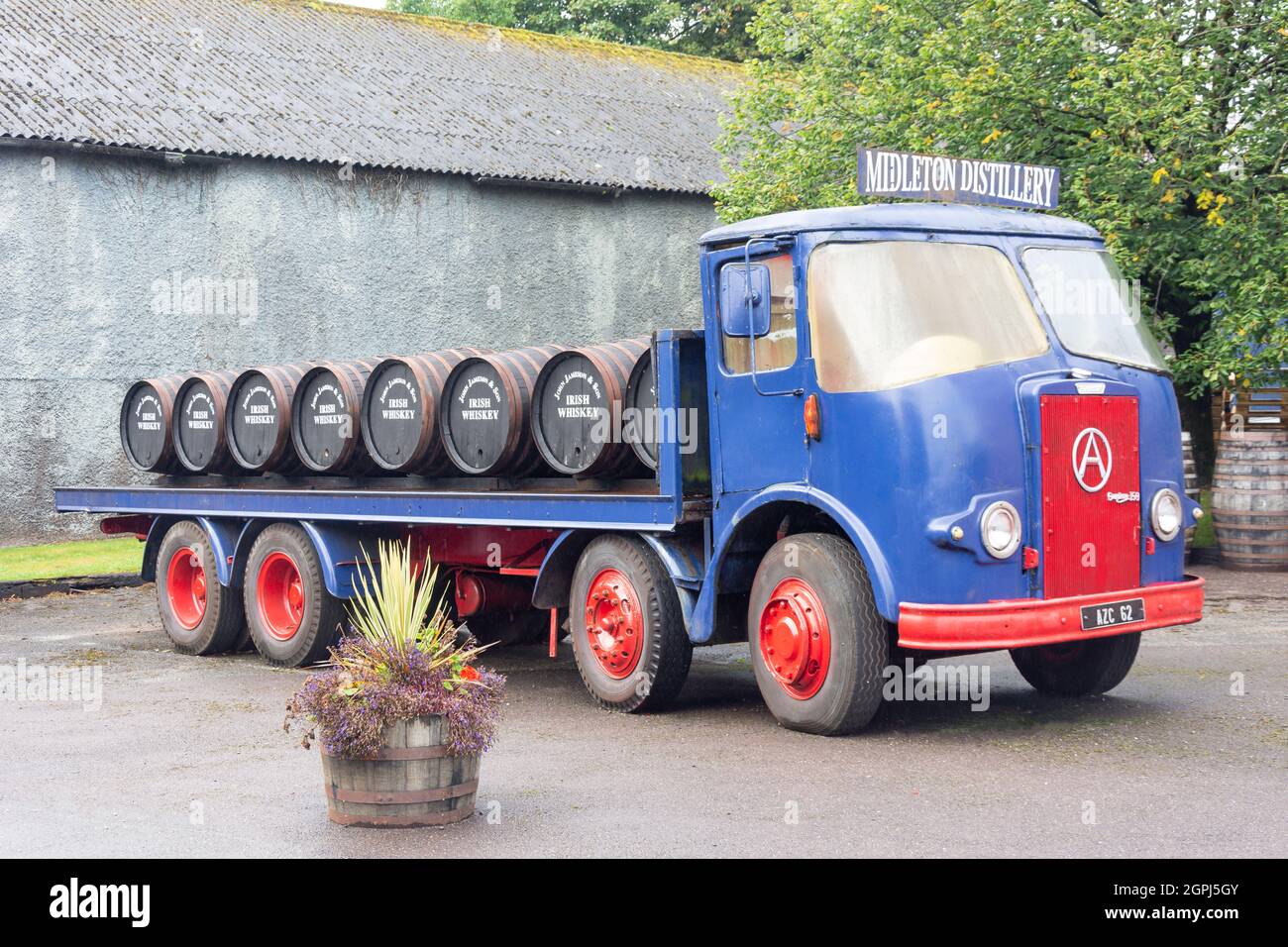 Oldtimer-Lastwagen mit Whiskey-Fässern, Old Jameson Whiskey Distillery, Distillery Walk, Midleton (Mainistir na Corann), County Cork, Republik Irland Stockfoto