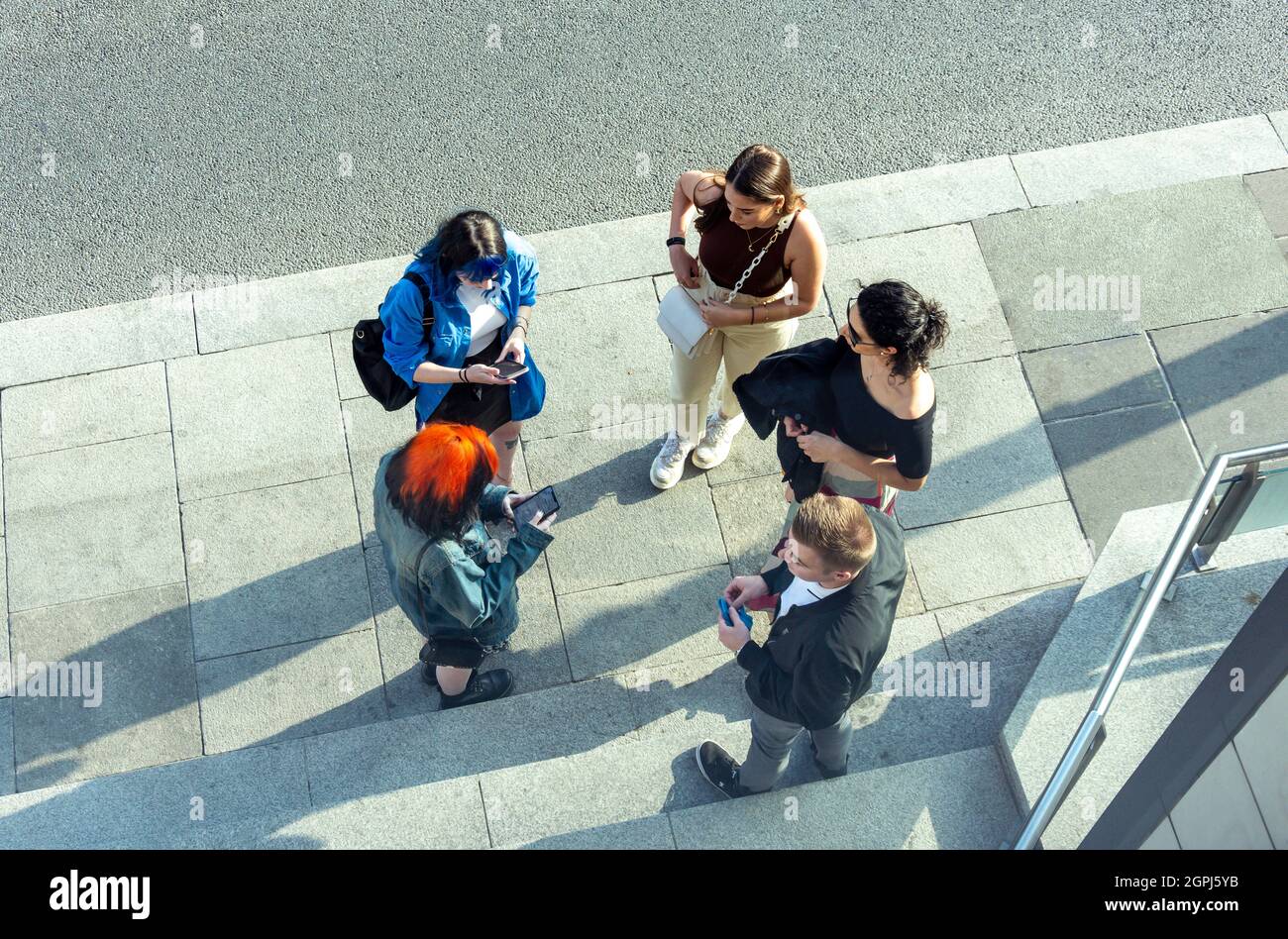 Eine Gruppe junger Menschen versammelten sich auf dem Fußweg, Ormond Quay Lower, North City, Dublin, Republik Irland Stockfoto