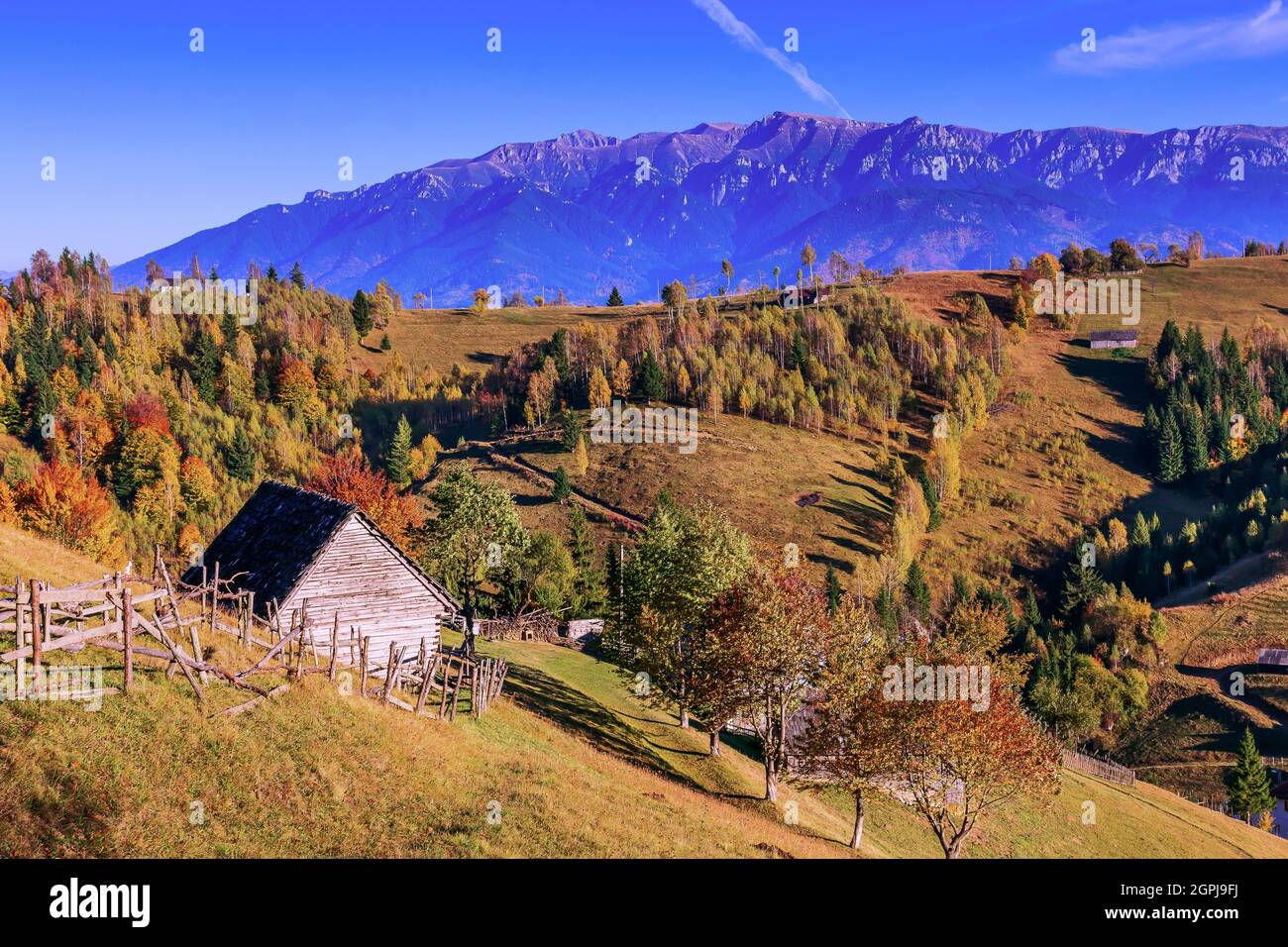 Herbstlandschaft in Magura Village, Brasov County. Siebenbürgen, Rumänien. Stockfoto
