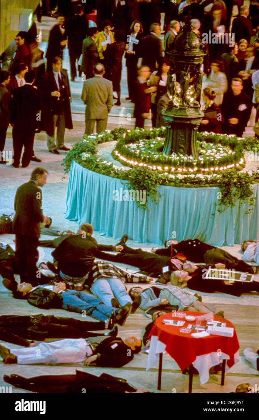 Paris, Frankreich, Crowd People, High Angle, Act Up AIDS-Aktivisten, die gegen die Versicherungsindustrie protestieren, 'sterben in' bei Cocktail, Diskriminierung hilft Flashmob der 1990er Jahre, die sich aus Protest NIEDERLEGEN, franzosen in hiv Aids Stockfoto