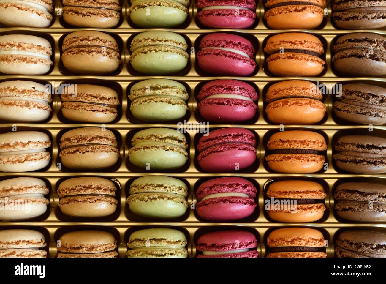 Sammlung von bunten französischen Macarons, die ein süßes Dessert-Cookie aus Baiser und Mandel sind Stockfoto