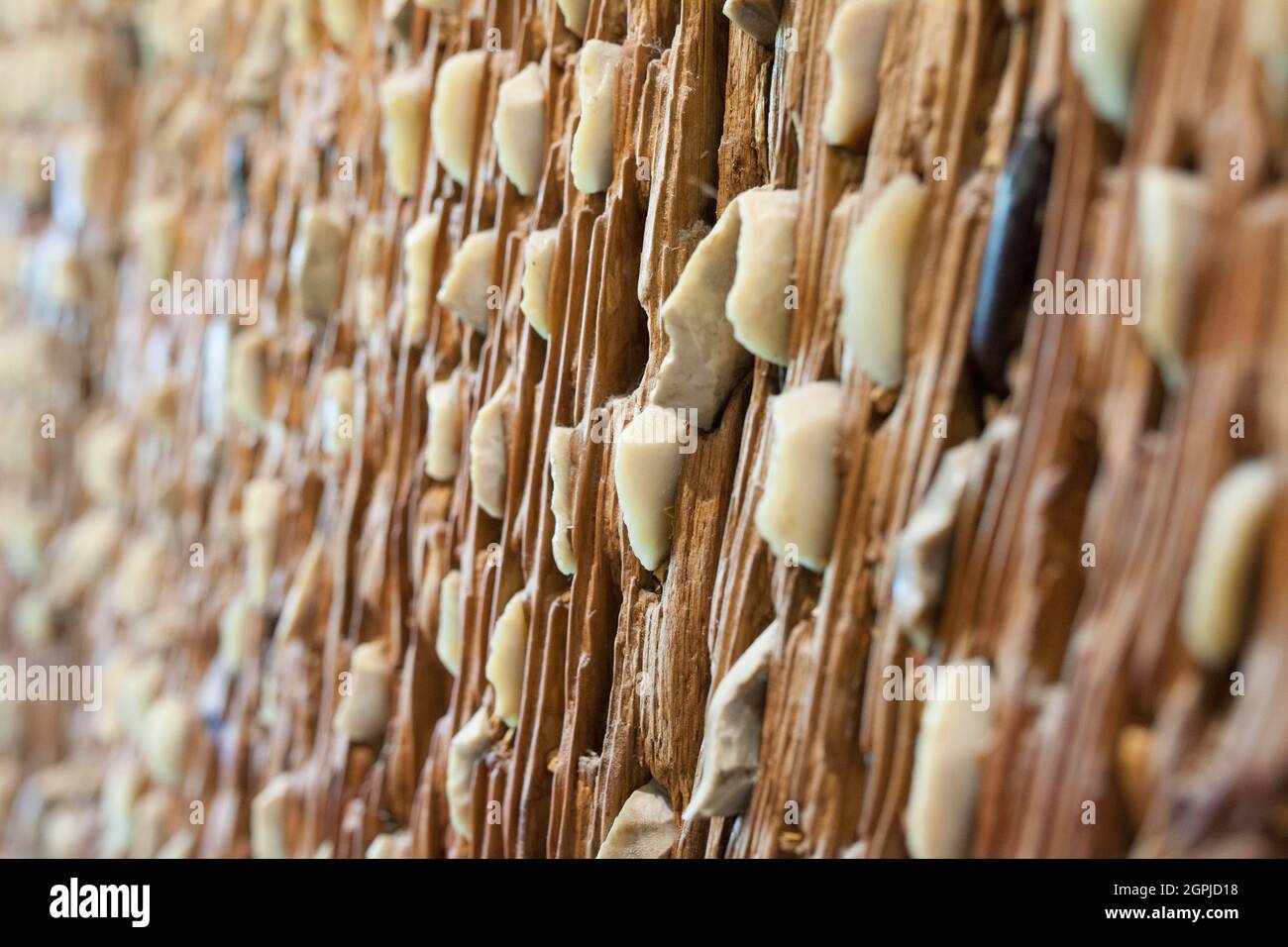 Spanisches Dreschbrett. Detail von Steinschneidplatten. Selektiver Fokus Stockfoto