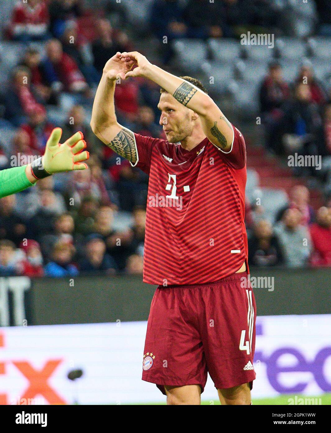 München, Deutschland. September 2021. Niklas SUELE, SÜLE, FCB 4 gefeiert von Fans im Spiel FC BAYERN MÜNCHEN - FC DYNAMO KIEW (Kiew) der Fußball UEFA Champions League Gruppenphase in der Saison 2021/2022 in München, 29. September 20201. © Peter Schatz / Alamy Live News Stockfoto