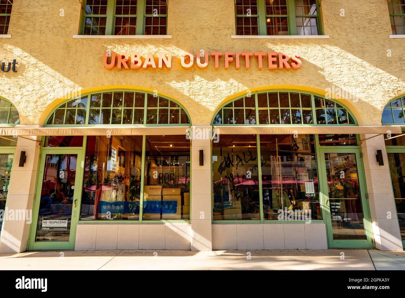 Miami Beach, FL, USA - 24. September 2021: Urban Outfitters Bekleidungshändler Lincoln Road Mall Stockfoto