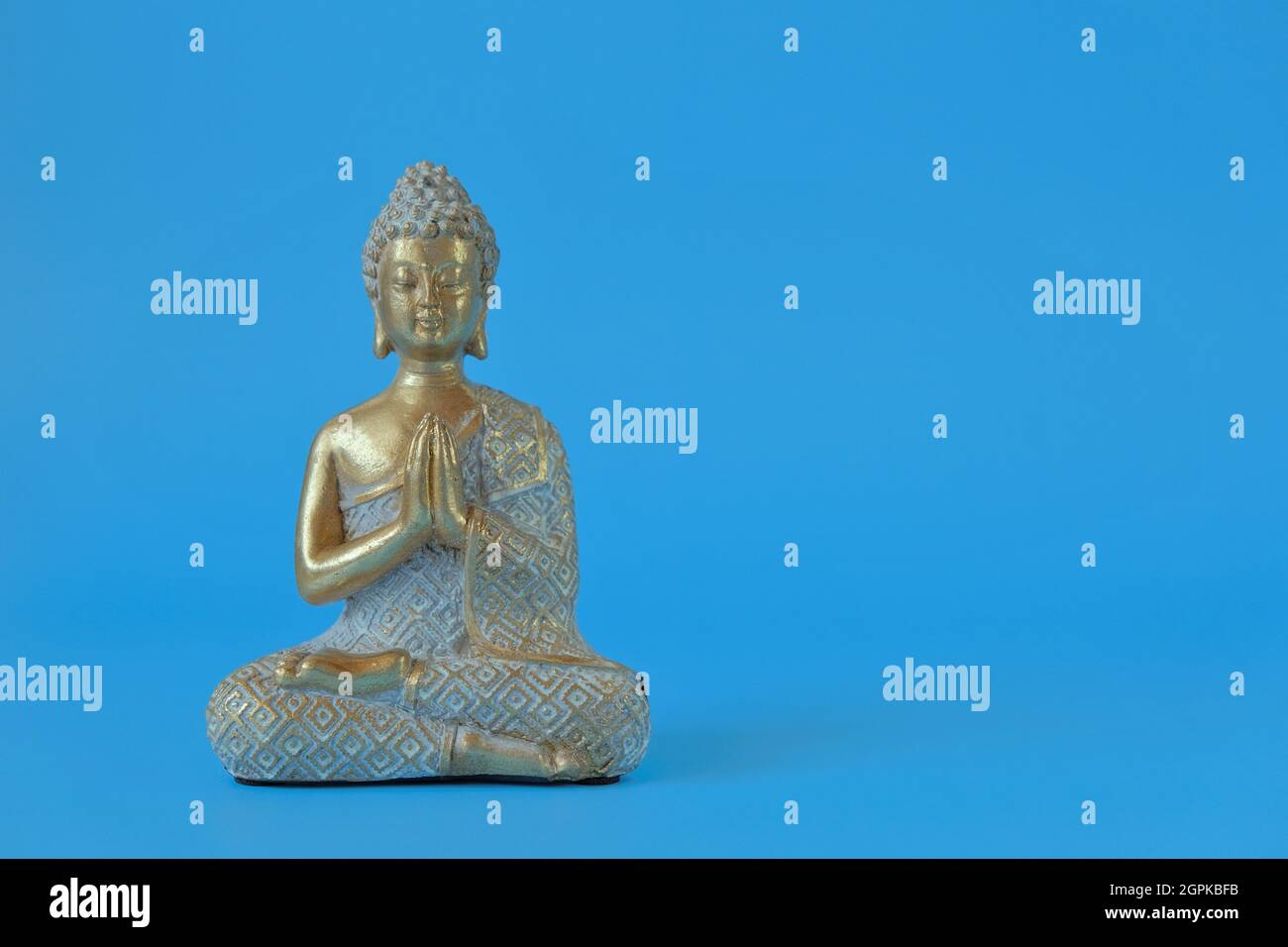 Buddha-Statue auf einem blauen Hintergrund.Meditation und Entspannung Symbol.Buddhismus Religion Hintergrund.Buddhismus Religion.Meditation und Entspannung Ritual. Stockfoto