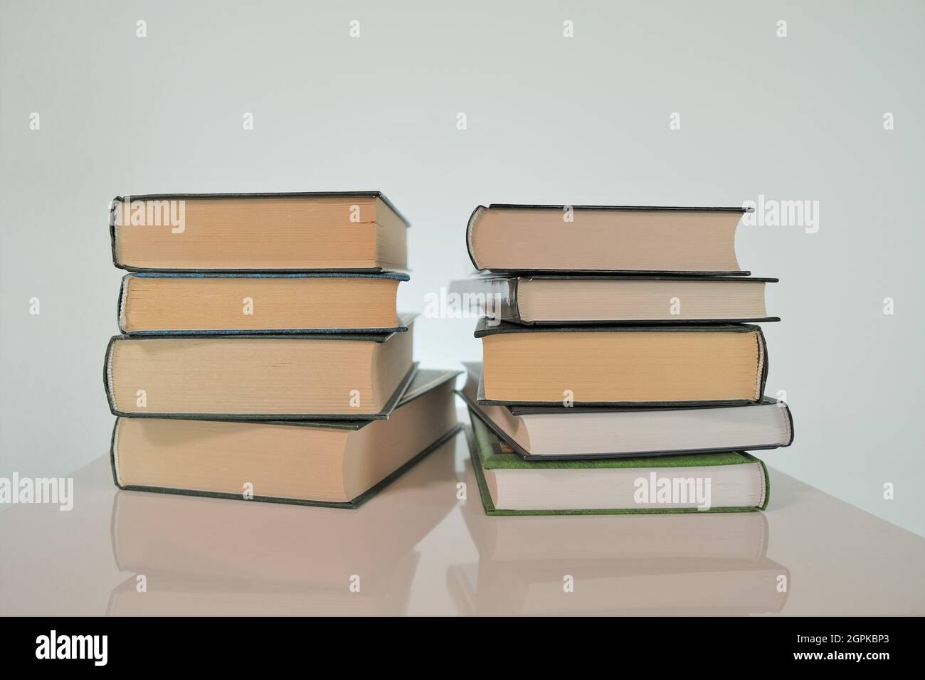 Weltbuchtag.Lesen und Bildung. Bibliothek und Leseraum. Zwei Stapel Bücher auf hellem Hintergrund.Bücher aus der Nähe. Stockfoto