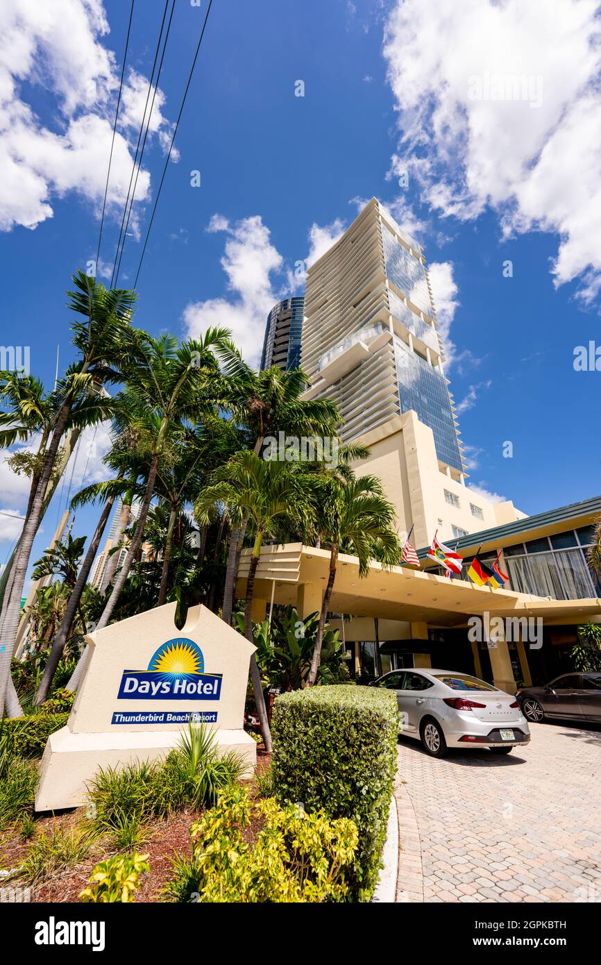 Sunny Isles Beach, FL, USA - 26. September 2021: Foto des Days Hotel ehemals Thunderbird Beach Resort Collins Avenue Sunny Isles Beach FL Stockfoto