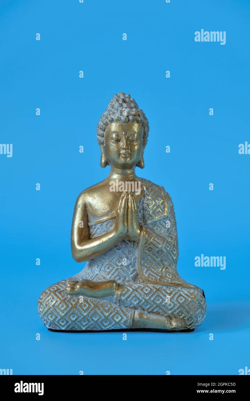 Buddha-Statue auf einem blauen Hintergrund.Meditation und Entspannung Symbol.Buddhismus Religion Stockfoto