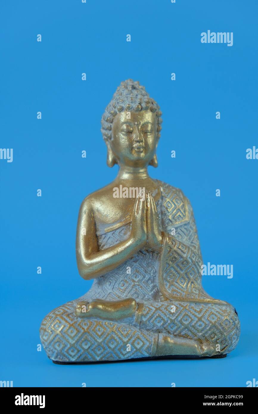 Buddha-Statue auf einem blauen Hintergrund.Meditation und Entspannung Symbol.Buddhismus Religion.Meditation und Entspannung Ritual. Stockfoto