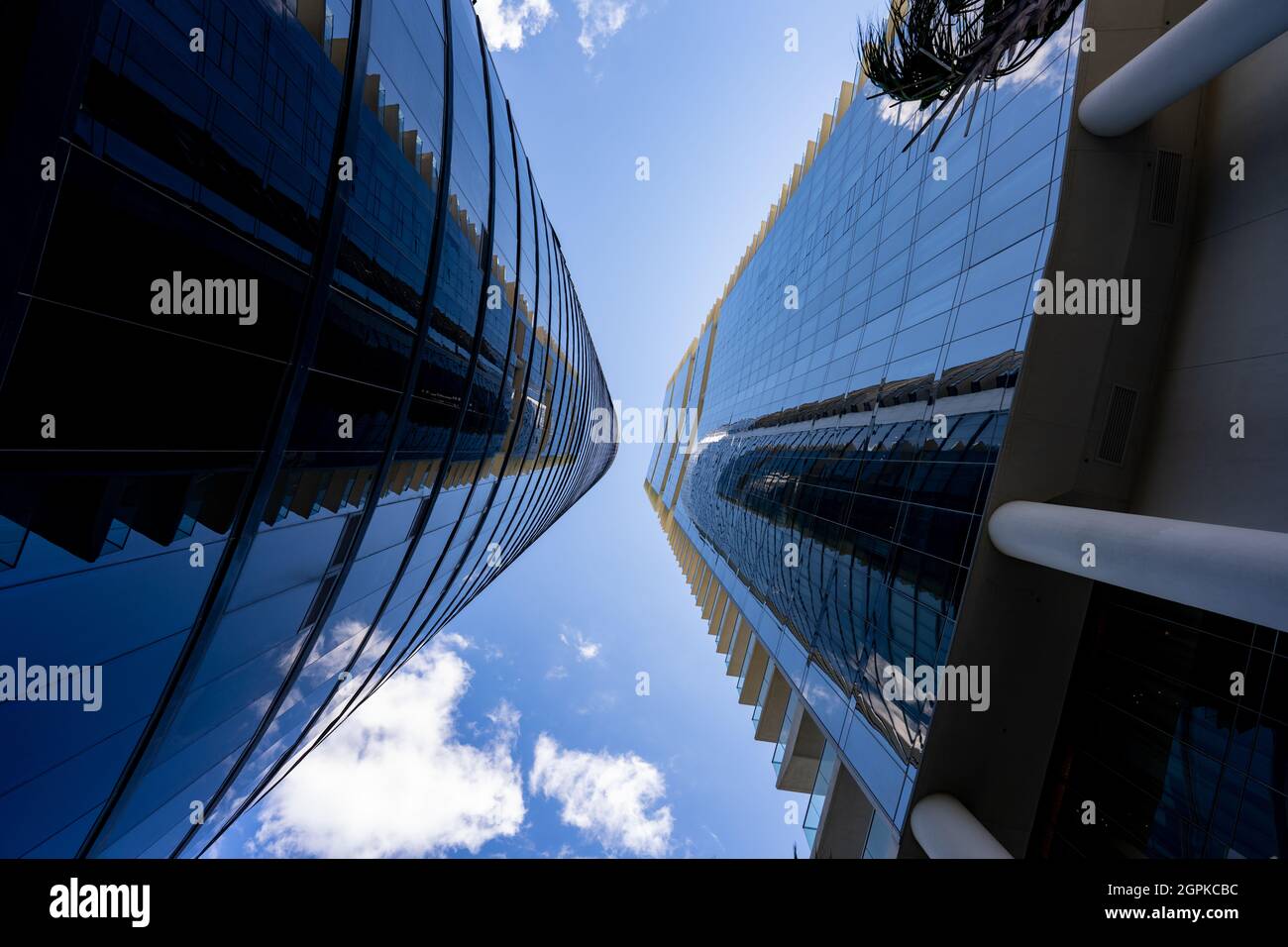 Die Perspektive zwischen zwei hohen Türmen zeigt sich direkt darunter Stockfoto