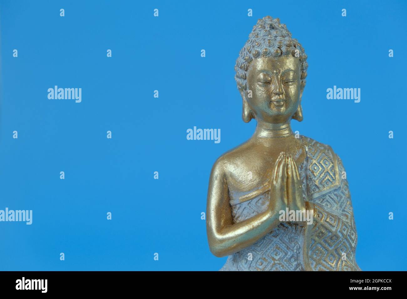 Buddha-Statue auf einem blauen Hintergrund.Meditation und Entspannung Symbol.Buddhismus Religion Hintergrund.Buddhismus Religion . Stockfoto